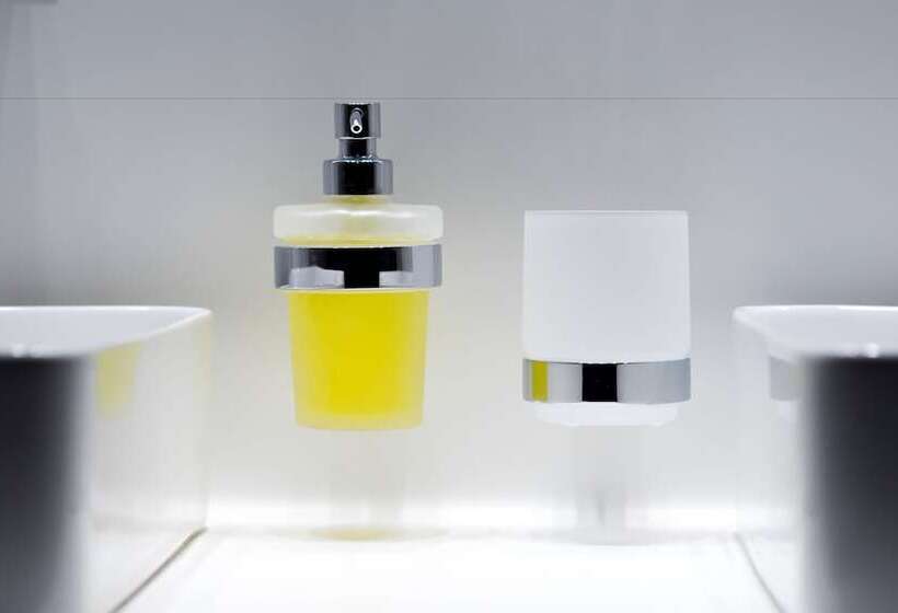 חדר סטנדרט לשלושה, Kastro