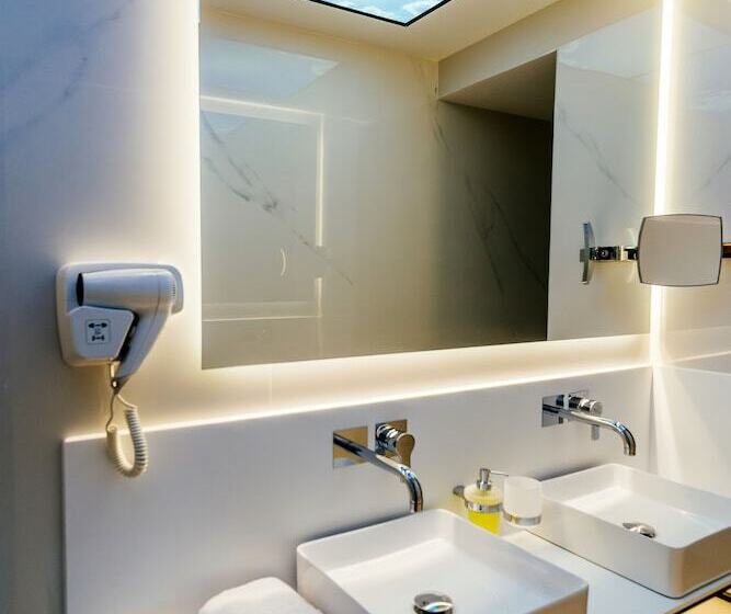 חדר סטנדרט לשלושה, Kastro