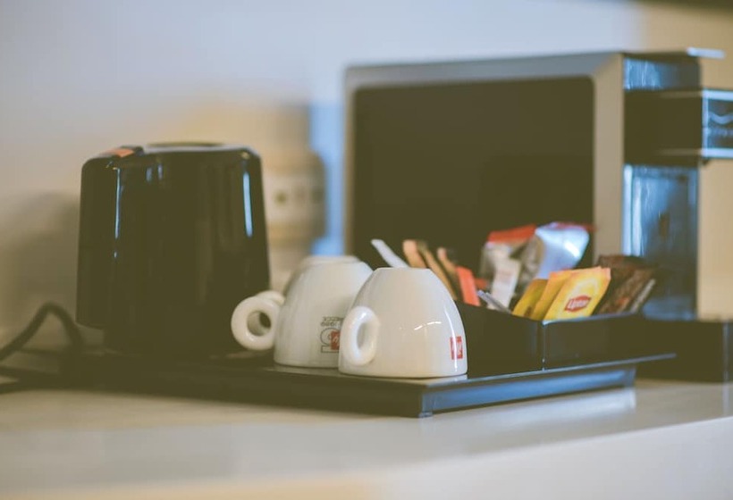 חדר סטנדרט לשלושה, Kastro