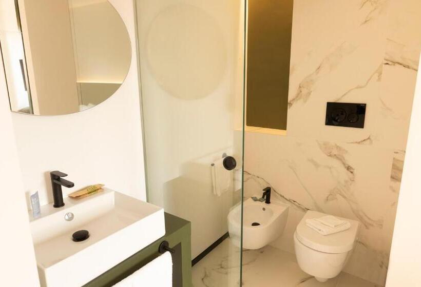 Номер Стандарт, The City