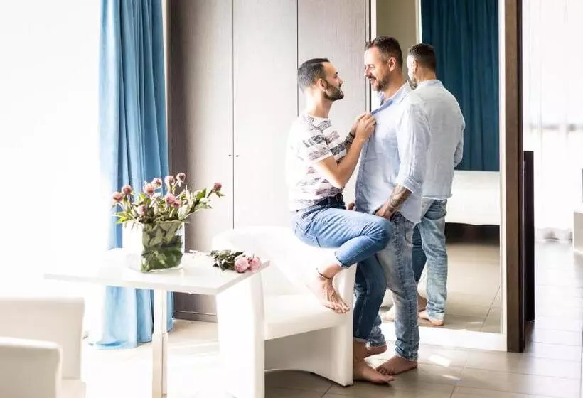 سوئیت با بالکن, The One Hotel   Designed For Adults   Pet Lovers
