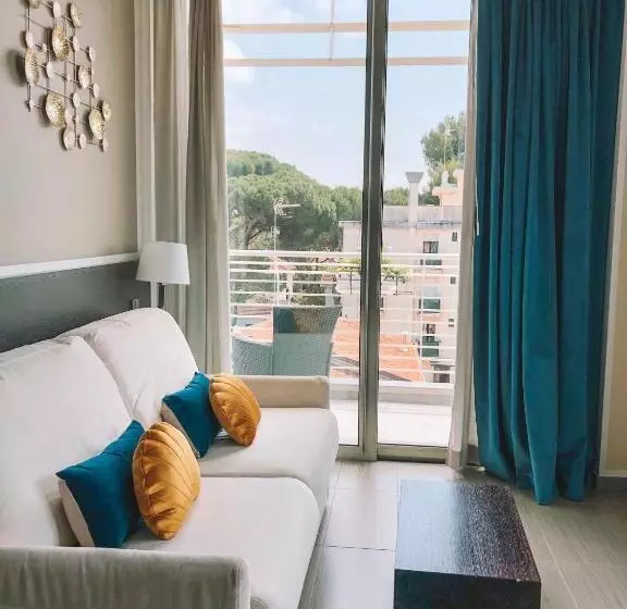 سوئیت با بالکن, The One Hotel   Designed For Adults   Pet Lovers