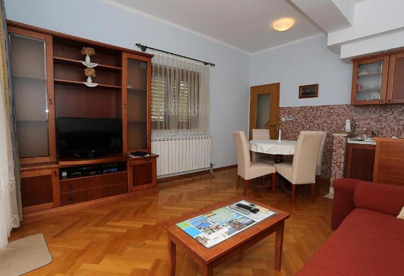 آپارتمان 1 خوابه با بالکن و چشم‌انداز دریا, Villa Ivana B&b