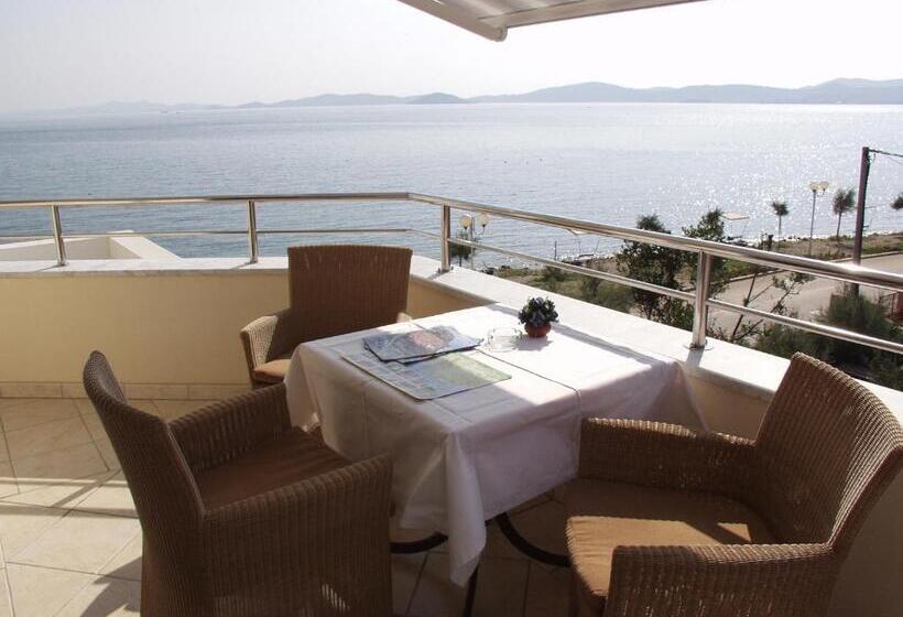 استودیو استاندارد با چشم‌انداز دریا و بالکن, Villa Ivana B&b