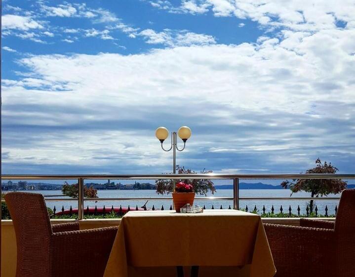 اتاق استاندارد با بالکن و چشم‌انداز دریا, Villa Ivana B&b