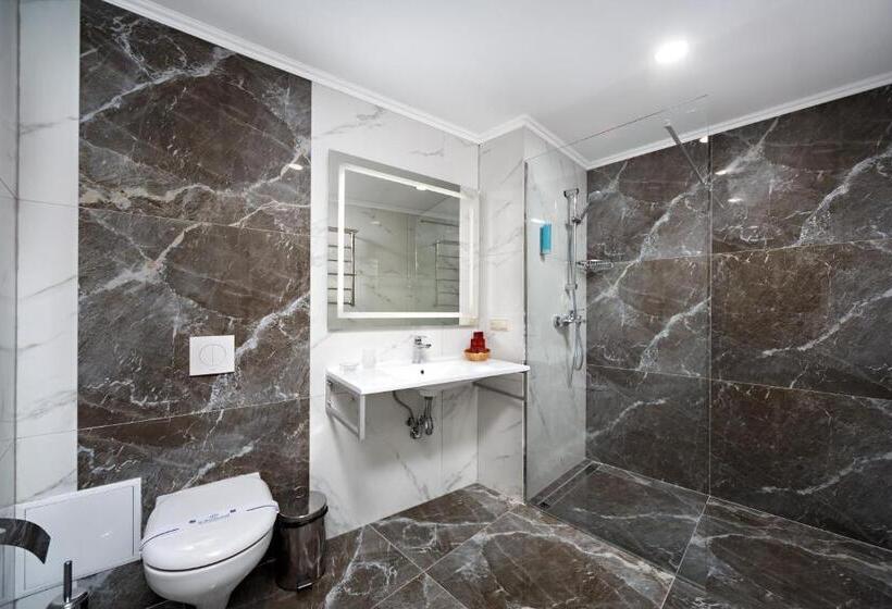 جناح جونيور, Eurohotel