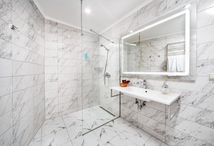 جناح جونيور, Eurohotel