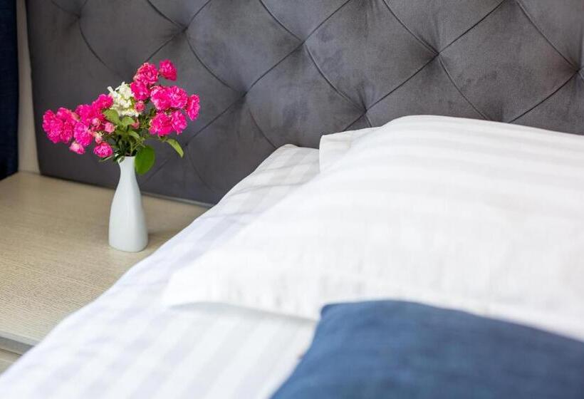 جناح جونيور, Eurohotel