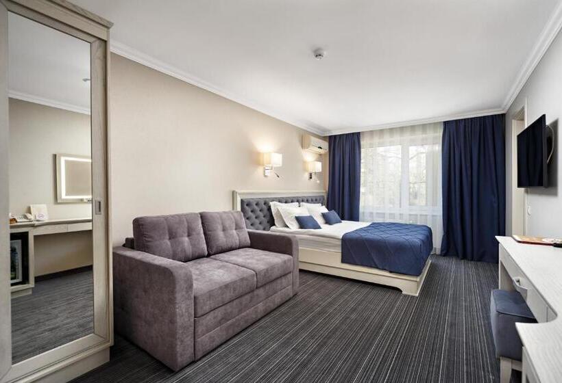 جناح جونيور, Eurohotel