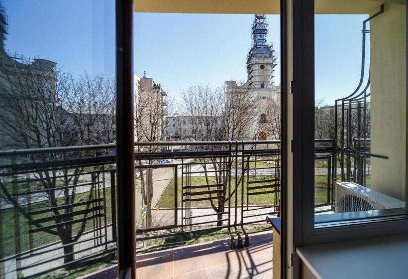 غرفة قياسية مزوَّدة بشُرفة, Eurohotel