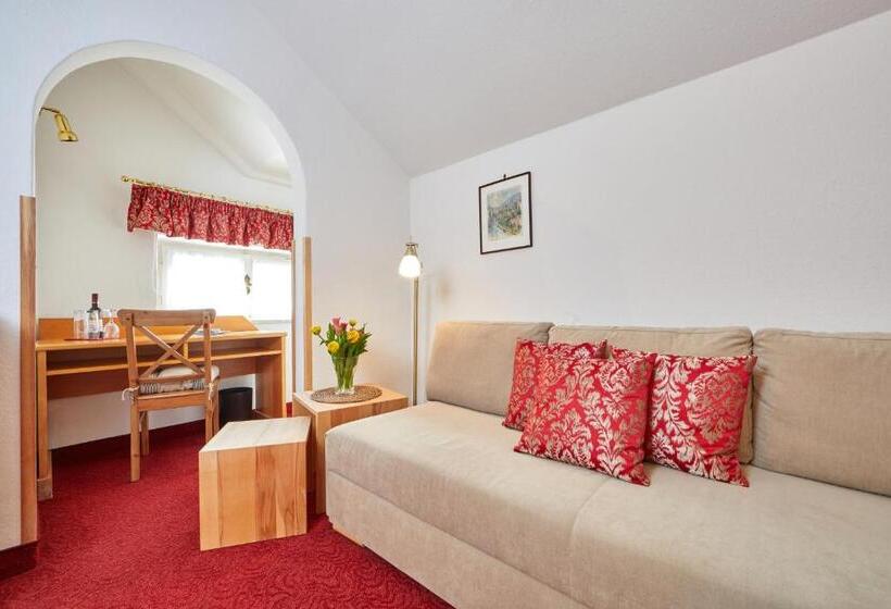 اتاق استاندارد سه نفره, Aschenbrenner