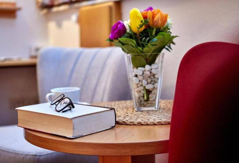 اتاق سوپریور, Aschenbrenner