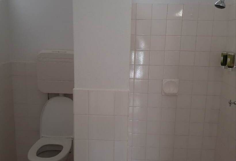 家庭间, The Lyndoch Motel