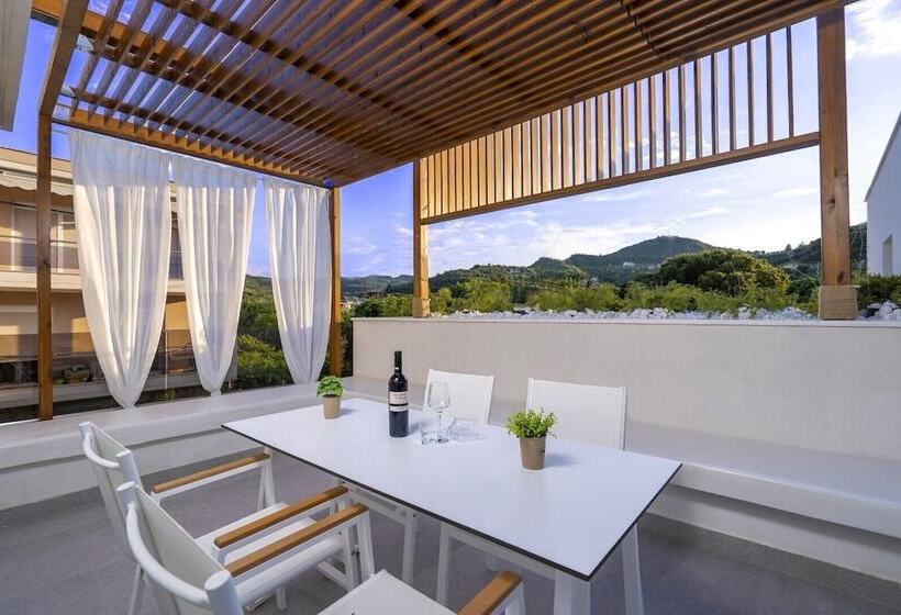 חדר דלוקס נוף בריכה, Mirablue Luxury Residences