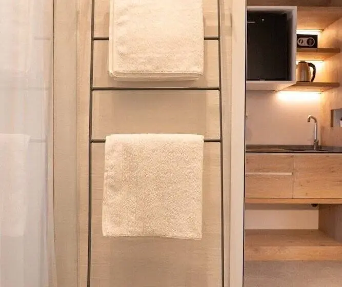 اتاق لوکس با چشم‌انداز استخر, Mirablue Luxury Residences