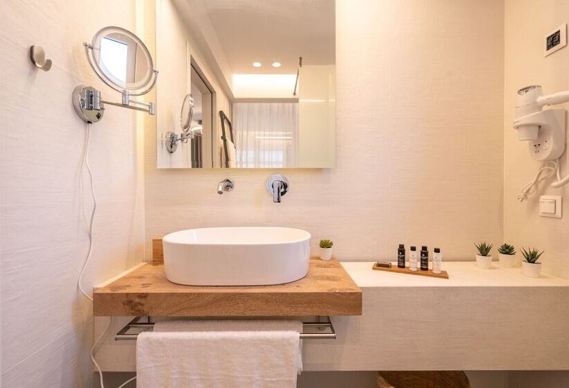 חדר דלוקס נוף בריכה, Mirablue Luxury Residences