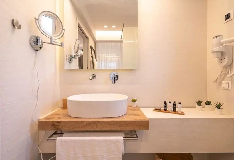 اتاق لوکس با چشم‌انداز استخر, Mirablue Luxury Residences