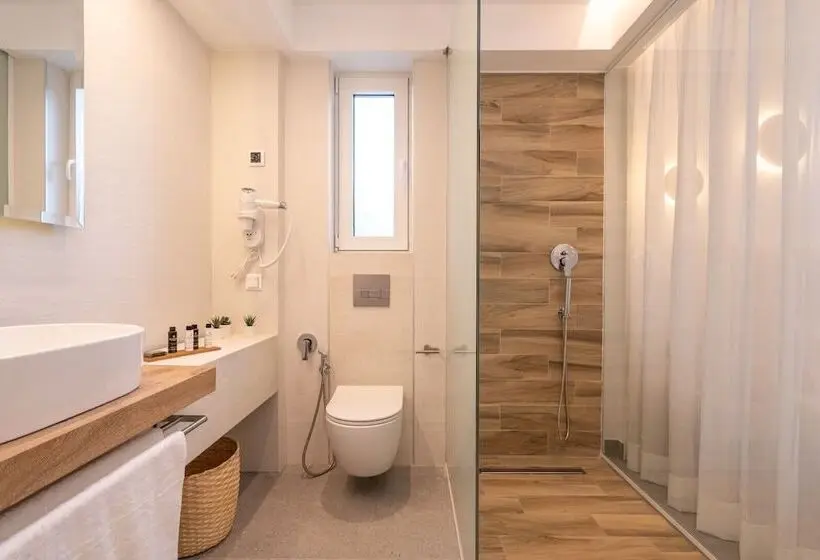 اتاق لوکس با چشم‌انداز استخر, Mirablue Luxury Residences