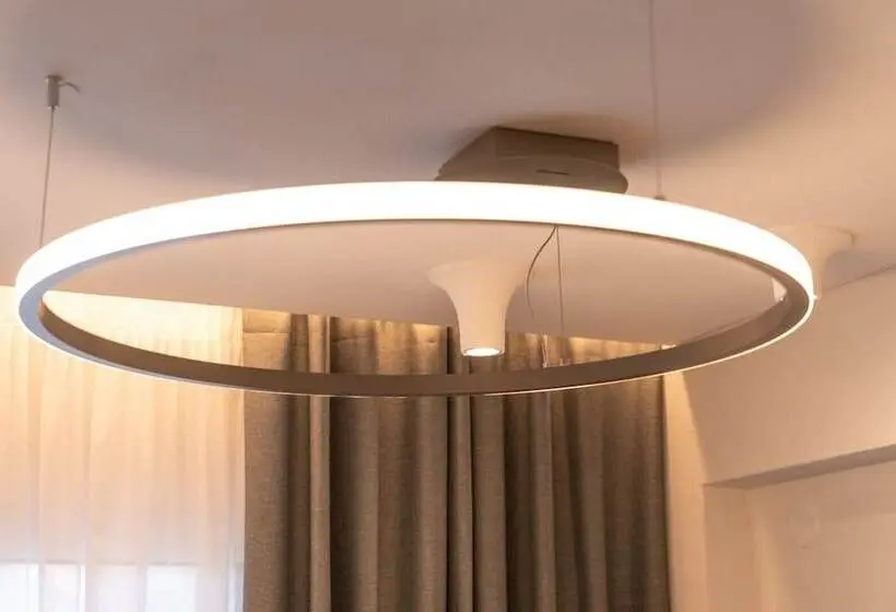 اتاق لوکس با چشم‌انداز استخر, Mirablue Luxury Residences