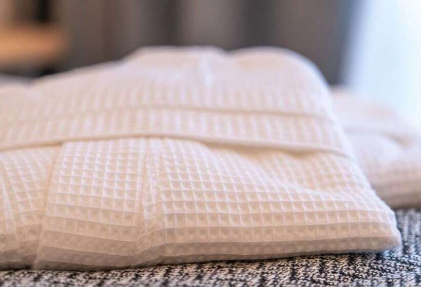 חדר דלוקס נוף בריכה, Mirablue Luxury Residences