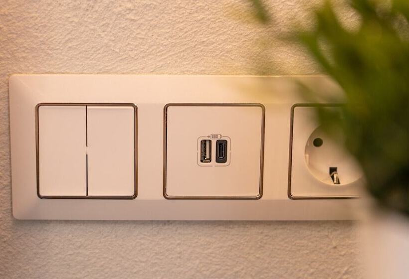 חדר דלוקס נוף בריכה, Mirablue Luxury Residences