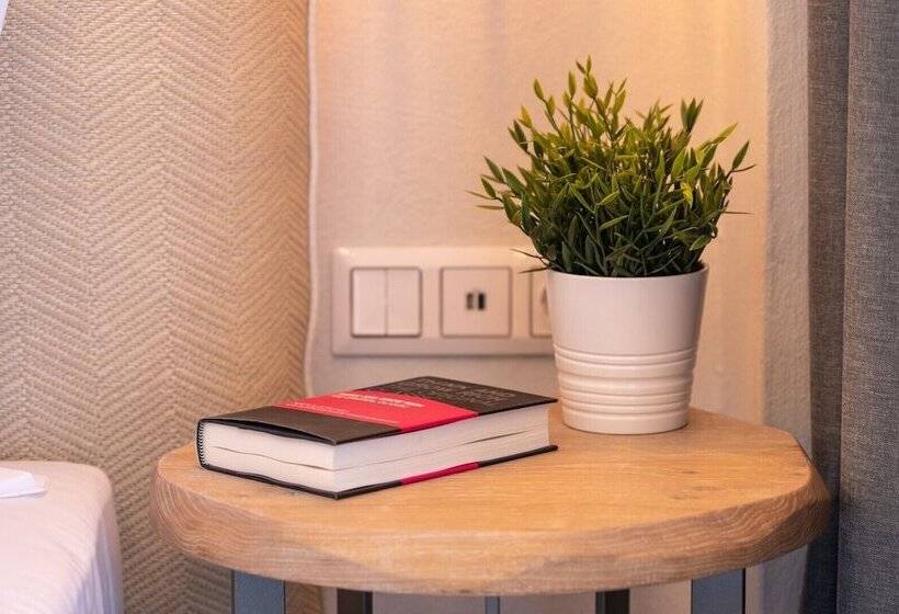 חדר דלוקס נוף בריכה, Mirablue Luxury Residences