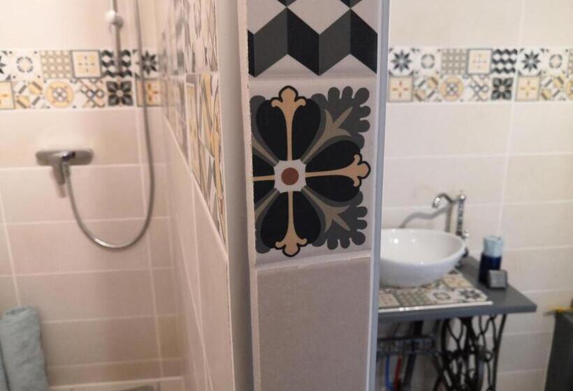 キングサイズベッドのスタンダードルーム, Le Petit Chateau