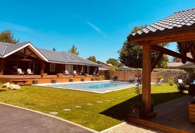 プールの見えるスタンダードトリプルルーム, Au Cottage Du Medoc   Proche Bordeaux