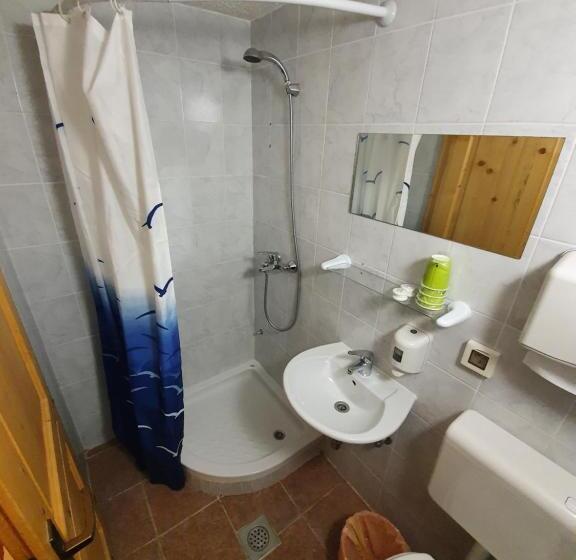 اتاق استاندارد چهار تخته, Pr` Florjan