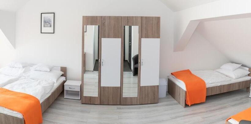 חדר משפחתי, Keresztúri Vendégház