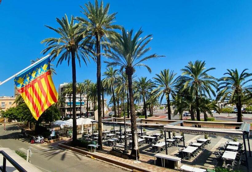 חדר סטנדרט לארבעה נוף לים, Hostal L'Anfora