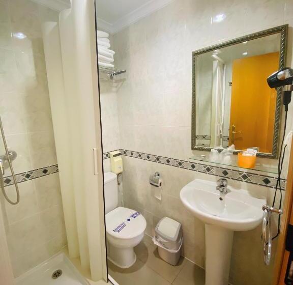 חדר סטנדרט לארבעה נוף לים, Hostal L'Anfora