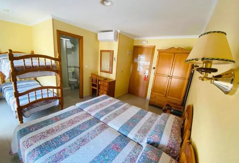 景色の見えるスタンダード４人部屋, Hostal L'Anfora