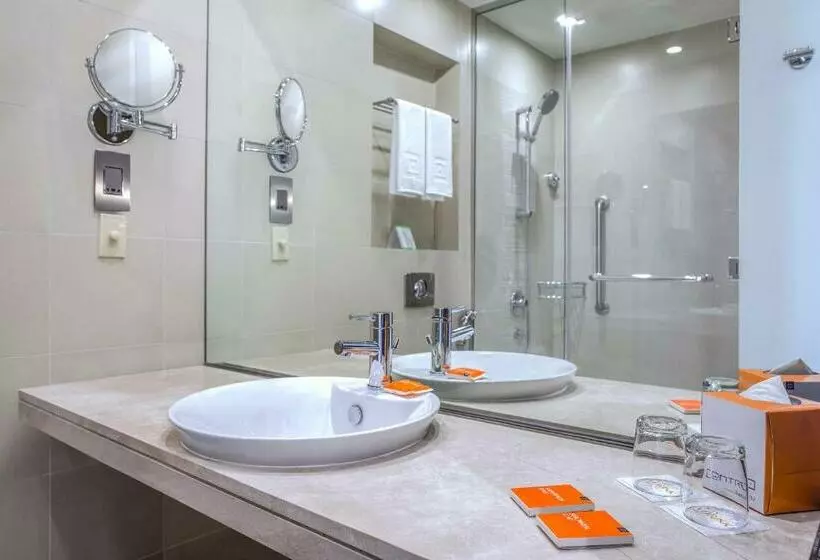 اتاق خانوادگی تودرتو, Centro Barsha By Rotana