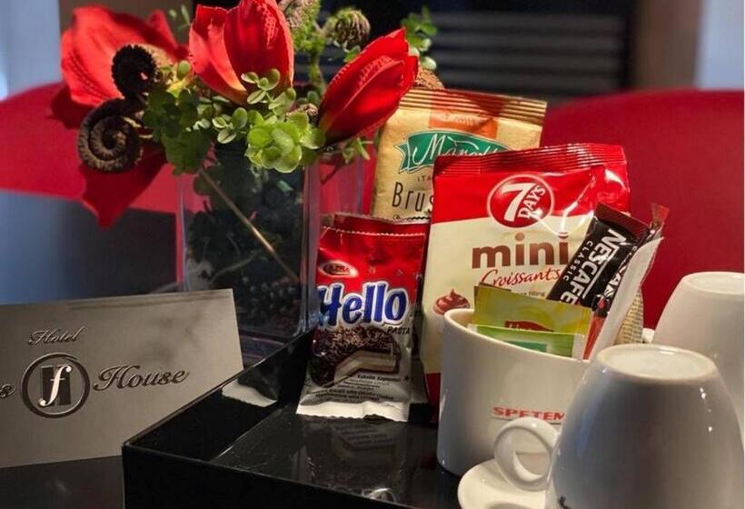 스탠다드 발코니 스튜디오, Famous House