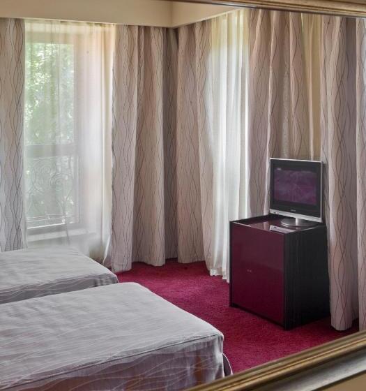 스탠다드 룸, Famous House