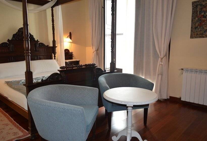 سوییت جونیور, Palacio De Mariana Pineda