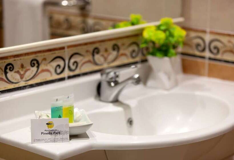 شقة عائلية, Pineda Park