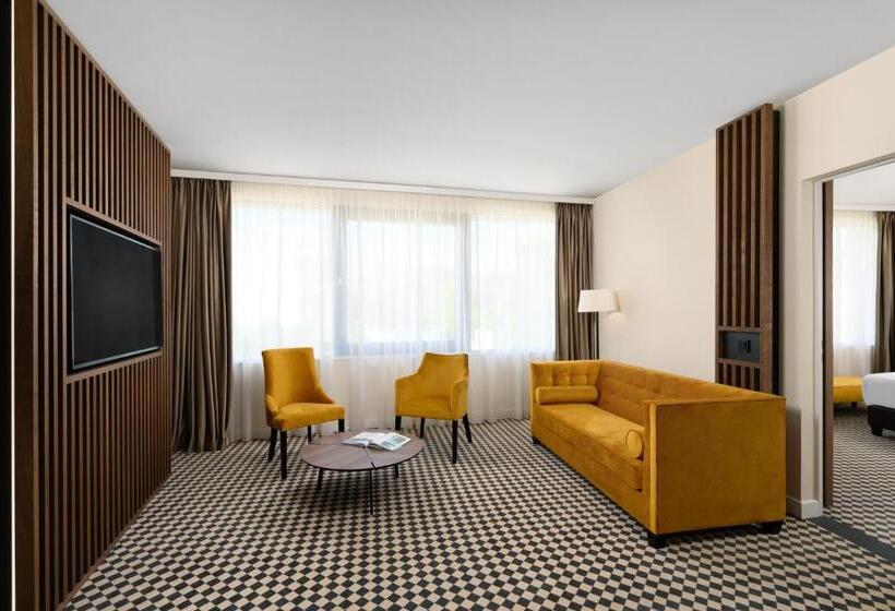 جناح, Grand Hotel Esztergom