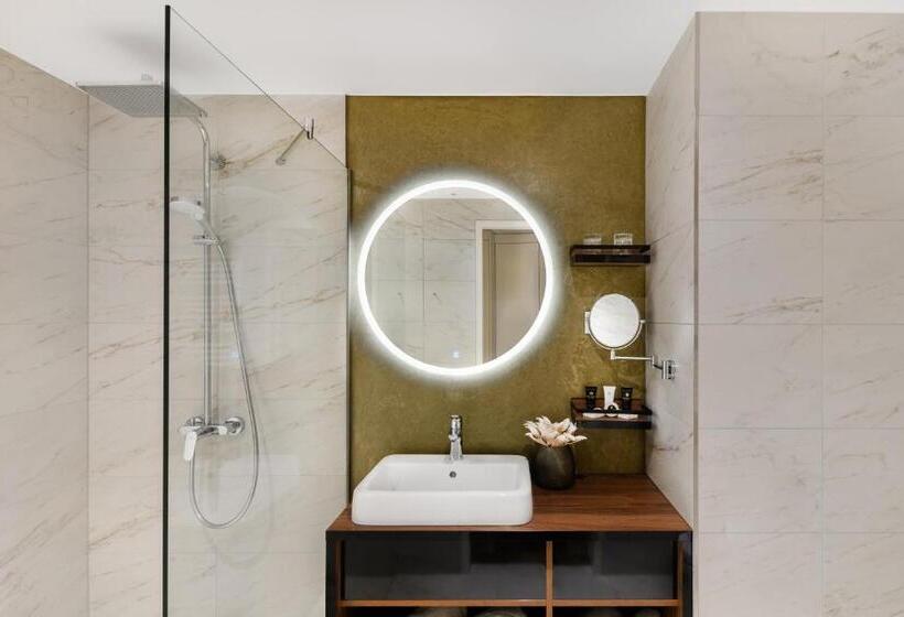 جناح سوبيريور, Grand Hotel Esztergom