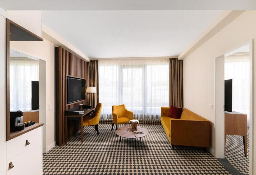 جناح سوبيريور, Grand Hotel Esztergom