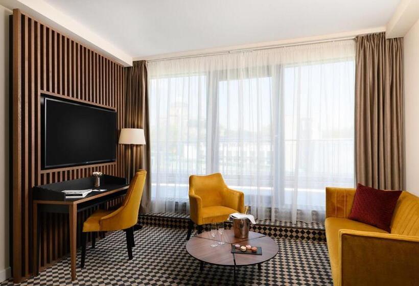 جناح سوبيريور, Grand Hotel Esztergom