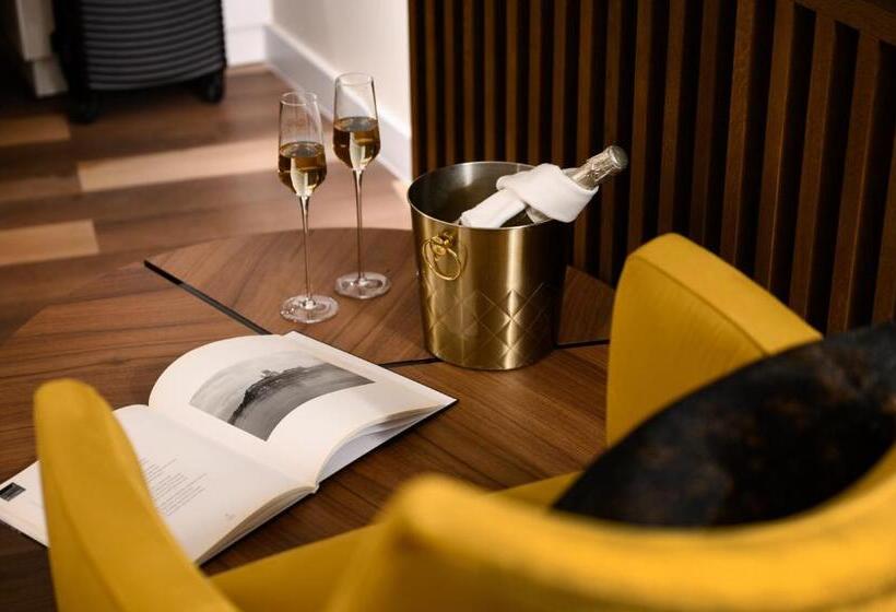 جناح سوبيريور, Grand Hotel Esztergom