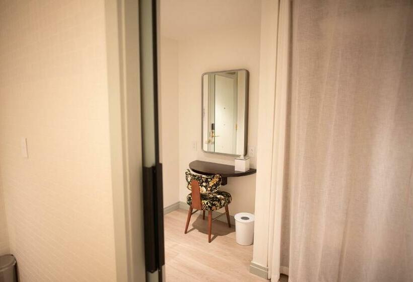 غرفة قياسية سرير كينج لذوى الإحتياجات الخاصة, Virgin Hotels New Orleans