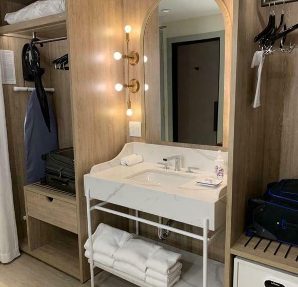 غرفة ديلوكس سرير كينج, Virgin Hotels New Orleans