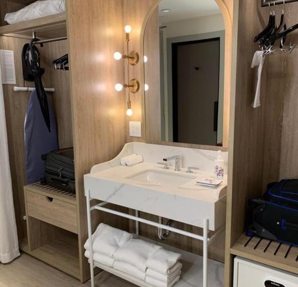 غرفة قياسية سرير كينج, Virgin Hotels New Orleans