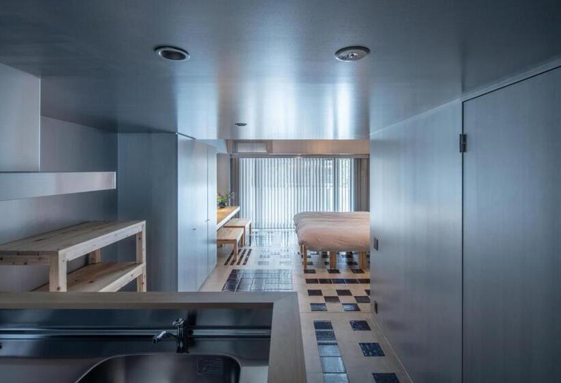 Quarto Familiar, Seven Stories