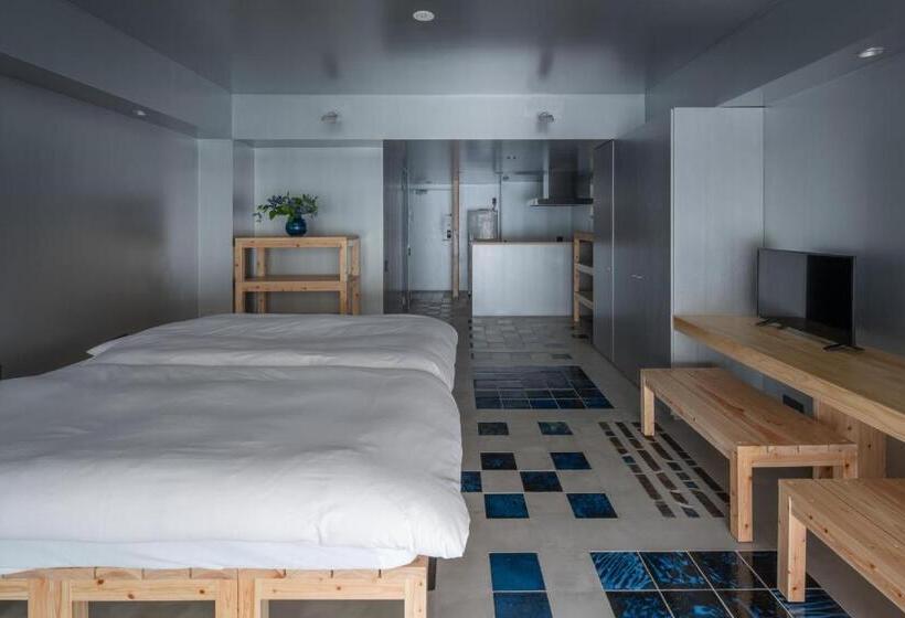 Quarto Familiar, Seven Stories