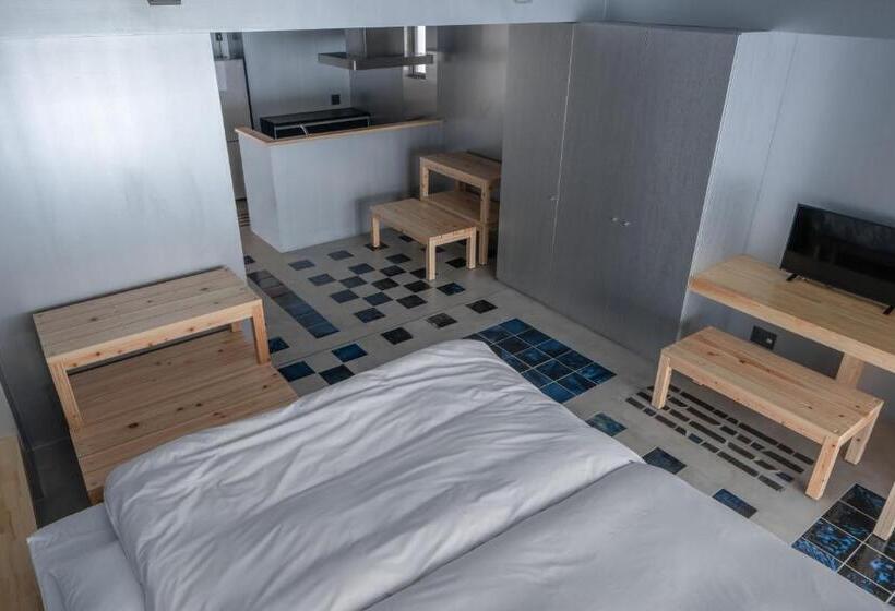 Quarto Familiar, Seven Stories