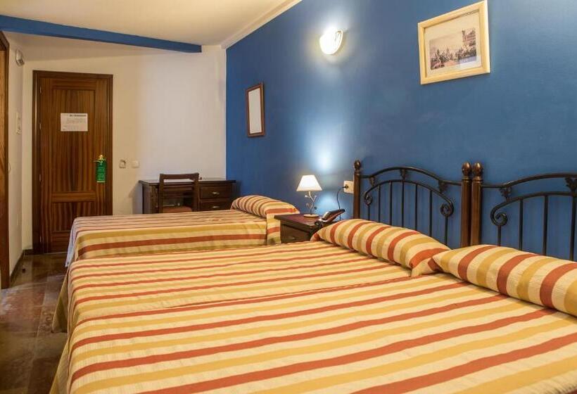 Номер Стандарт Трехместный, Hostal San Cayetano